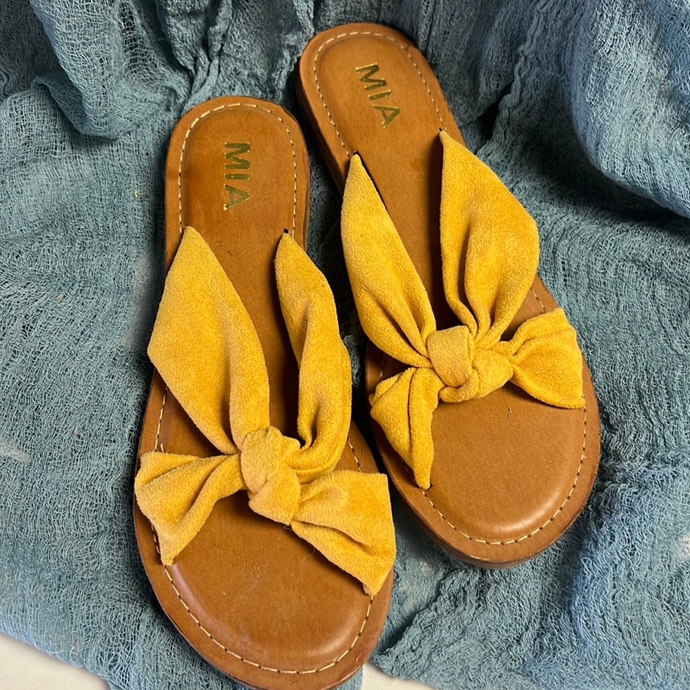 NEVER WORN MIA Sandals